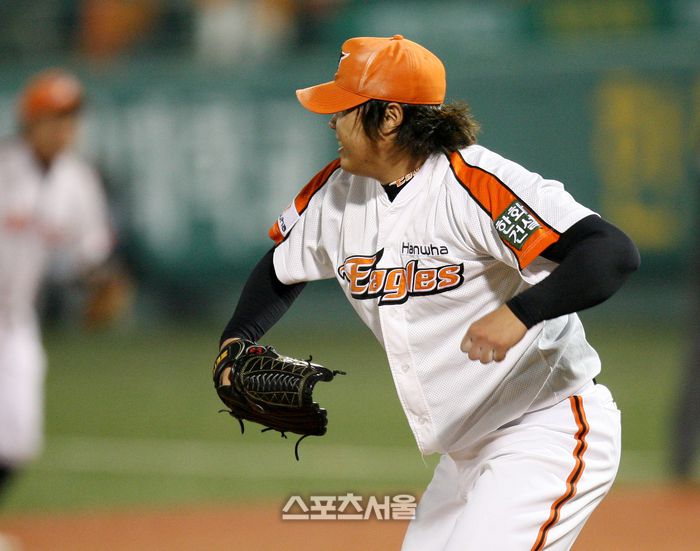 한화 류현진이 2007 준플레이오프 1차전 삼성과 경기에 선발 등판해 6회초 수비를 마친 후 환호하고 있다. 사진 | 스포츠서울 DB