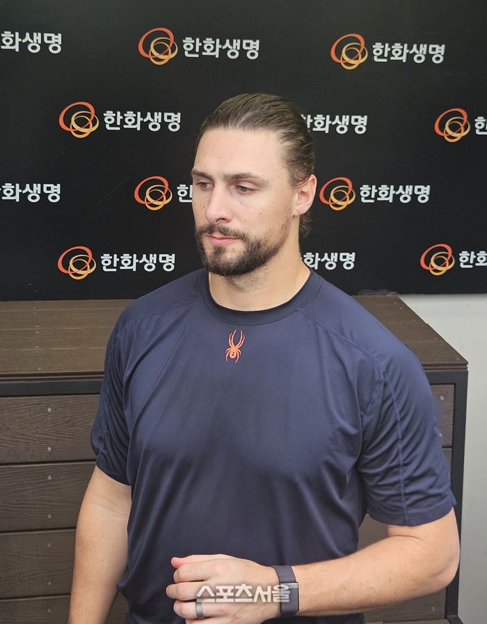 한화 와이스가 17일 대전 한화생명 볼파크에서 2025 KBO리그 포스트시즌 플레이오프(PO) 1차전 삼성과 경기에 앞서 취재진 인터뷰에 응하고 있다. 대전 | 강윤식 기자 skywalker@sportsseoul.com