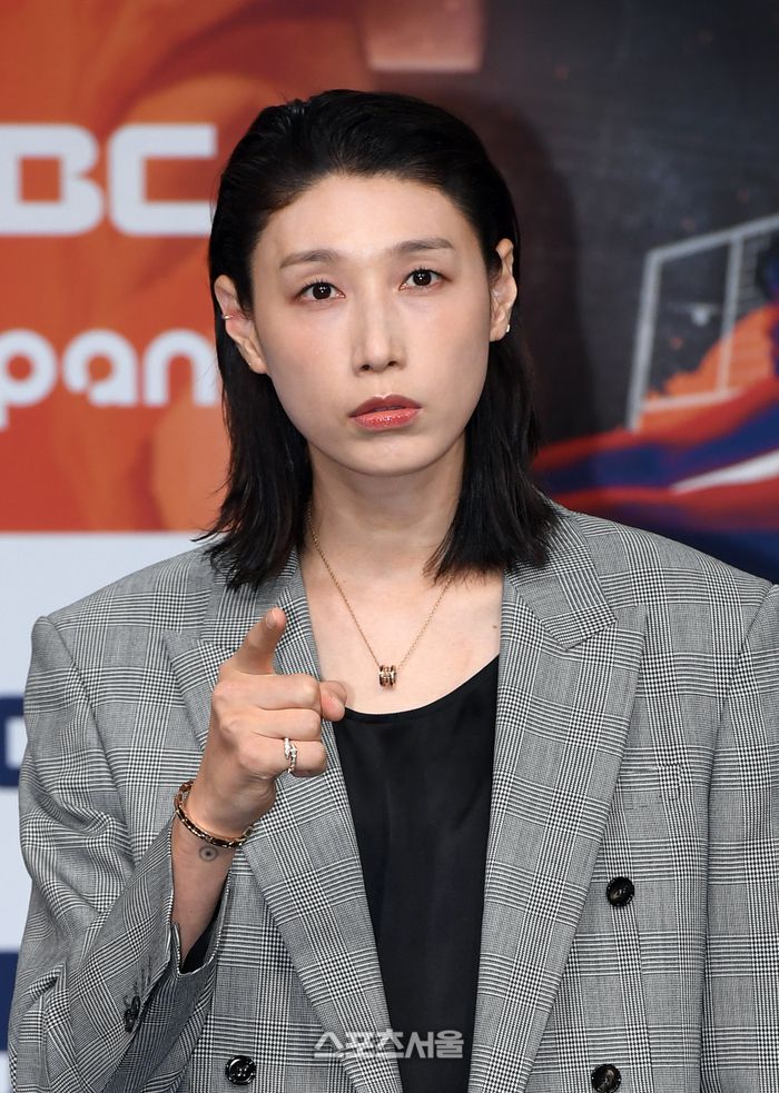 배구 레전드 김연경이 24일 서울 마포구 MBC 신사옥 골든마우스홀에서 열린 MBC 새 예능 ‘신인감독 김연경’ 제작발표회에서 취재진을 향해 포즈를 취하고 있다. ‘신인감독 김연경’은 신인감독으로 돌아온 배구계의 전설 김연경의 구단 창설 프로젝트를 담고 있으며 김연경, 승관, 표승주 등이 출연하며 권락희 PD가 연출을 맡았다. 2025. 9. 24. 박진업 기자 upandup@sporttsseoul.com