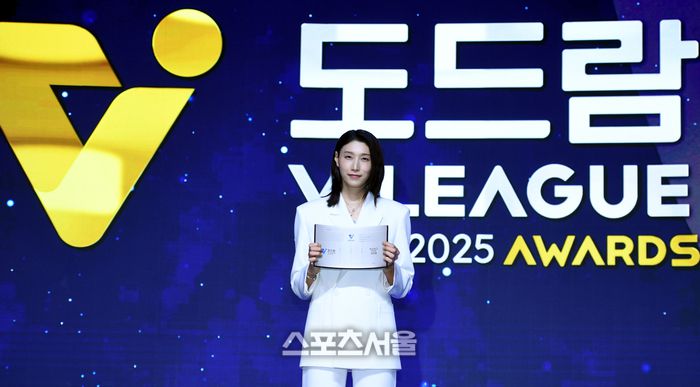 여자부 정규리그 MVP를 차지한 흥국생명 김연경이 14일 서울 서대문구 스위스 그랜드 호텔에서 열린 2024~2025 V-리그 시상식에서 포즈를 취하고 있다. 2025. 4. 14.최승섭기자 thunder@sportsseoul.com