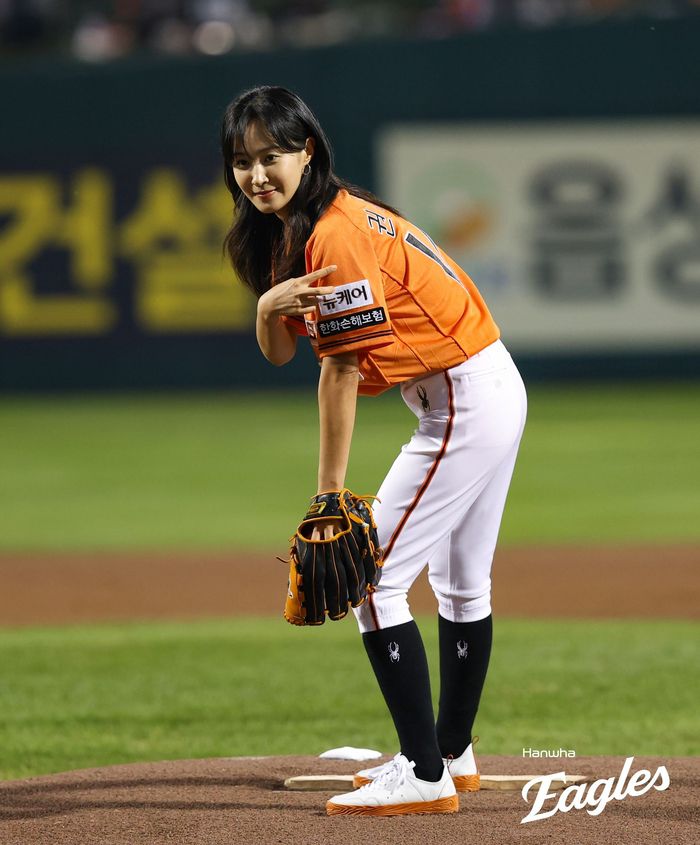 권유리가 시구에 임하고 있다. 사진 | 한화 이글스