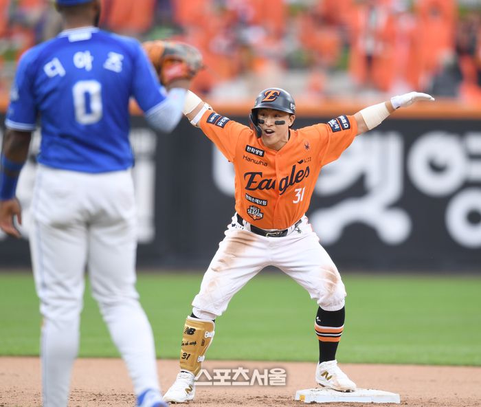 한화 손아섭이 18일 대전 한화생명 볼파크에서 열린 2025 KBO 포스트시즌 플레이오프 1차전 삼성과 경기 6회말 무사2루 1타점 2루타를 친 후 환호하고 있다. 대전 | 최승섭기자 thunder@sportsseoul.com