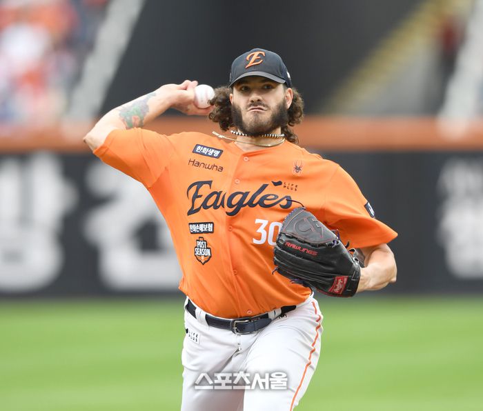 한화 선발투수 폰세가 18일 대전 한화생명 볼파크에서 열린 2025 KBO 포스트시즌 플레이오프 1차전 삼성과 경기에서 역투하고 있다. 대전 | 최승섭기자 thunder@sportsseoul.com