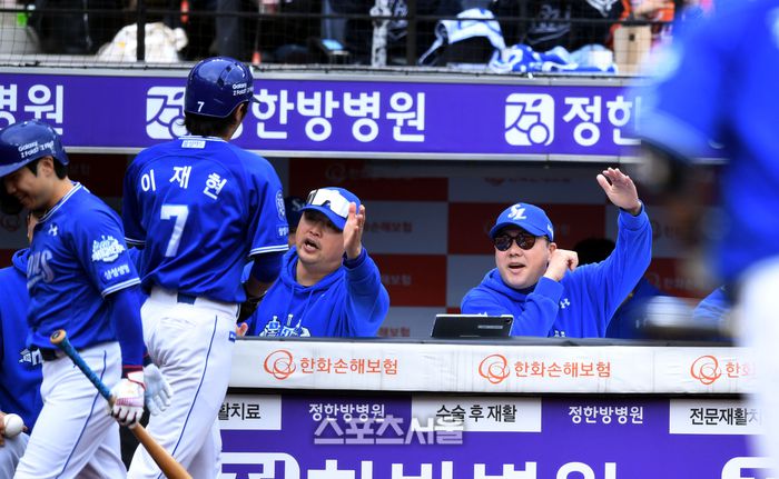 삼성 박진만 감독이 18일 대전 한화생명볼파크에서 열린 2025 KBO 포스트시즌 플레이오프 1차전 한화와 경기 2회초 1사3루 강민호 희생타 때 홈을 밟은 이재현과 하이파이브를 하고 있다. 대전 | 최승섭기자 thunder@sportsseoul.com
