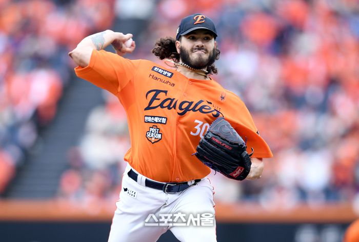 한화 선발투수 폰세가 18일 대전 한화생명볼파크에서 열린 2025 KBO 포스트시즌 플레이오프 1차전 삼성과 경기에서 역투하고 있다. 대전 | 최승섭기자 thunder@sportsseoul.com