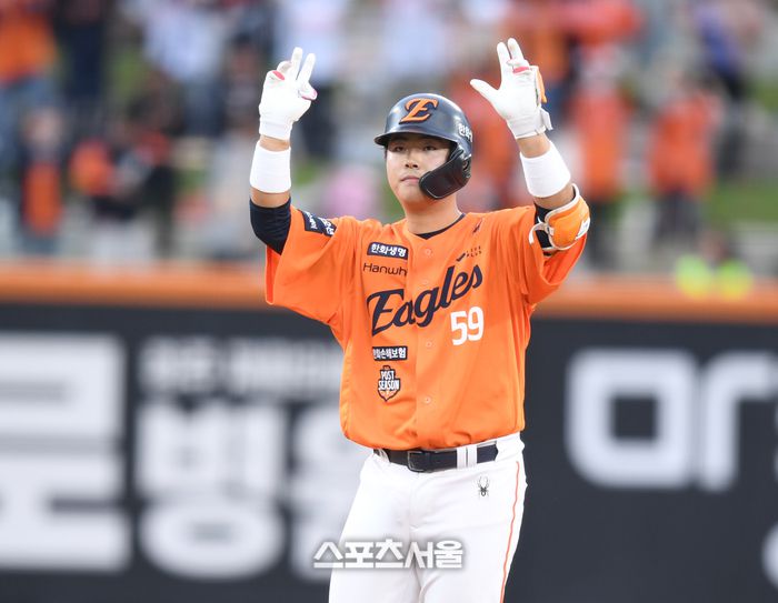 한화 허인서가 19일 대전 한화생명볼파크에서 열린 2025 KBO 포스트시즌 플레이오프 2차전 삼성과 경기 9회말 1사2루 1타점 좌중간2루타를 친 후 세리머니를 하고 있다. 대전 | 최승섭기자 thunder@sportsseoul.com