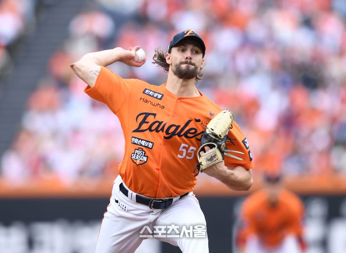 한화 선발투수 와이스가 19일 대전 한화생명볼파크에서 열린 2025 KBO 포스트시즌 플레이오프 2차전 삼성과 경기에서 역투하고 있다. 대전 | 최승섭기자 thunder@sportsseoul.com