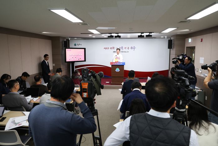 원강수 시장이 10월 20일 현안 브리핑을 통해 ‘맛과 사람이 모이는 거리, 지역이 살아나는 축제’를 표방하는 2025 원주 만두축제의 총괄운영사항을 설명하고 있다.  사진|원주시청