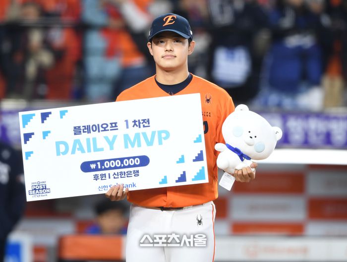 한화 문동주가 18일 대전 한화생명볼파크에서 열린 2025 KBO 포스트시즌 플레이오프 1차전 삼성과 경기 후 PO 1차전 데일리 MVP를 수상한 후 포즈를 취하고 있다. 대전 | 최승섭기자 thunder@sportsseoul.com