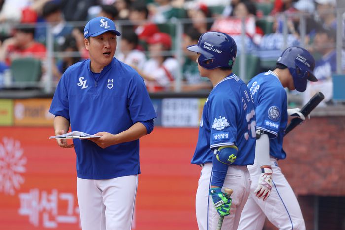 삼성 이진영 타격코치가 11일 인천SSG랜더스필드에서 열린 2025 KBO 준플레이오프 2차전 SSG와 경기에서 김헌곤에게 설명하고 있다. 사진 | 삼성 라이온즈