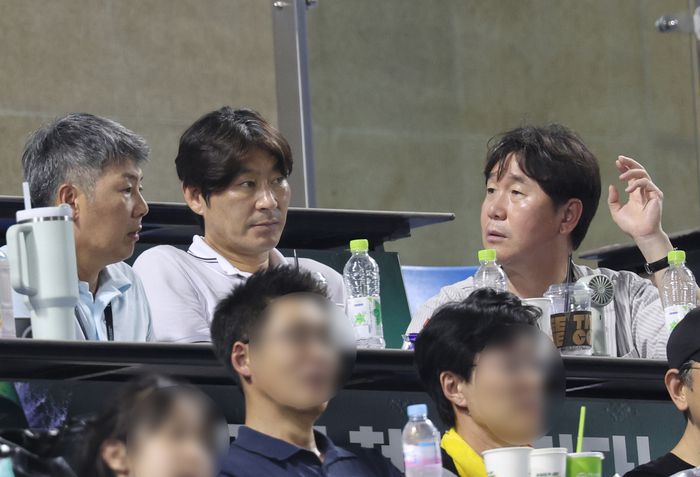 김원형 두산 신임 감독(왼쪽)이 강인권 코치, 류지현 감독과 얘기를 나누고 있다. 사진 | 연합뉴스