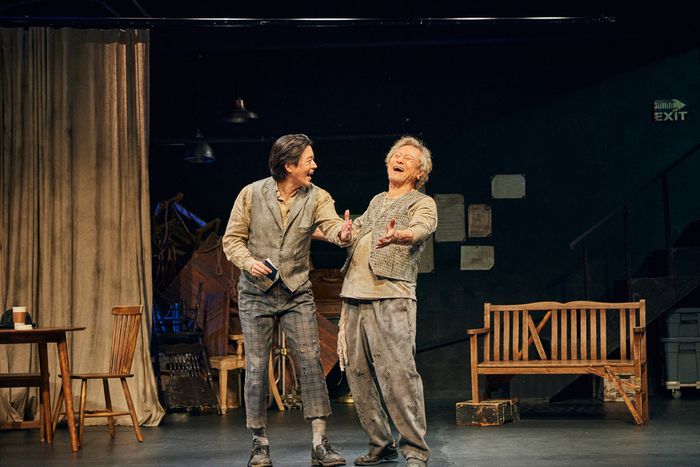 연극 ‘고도를 기다리며를 기다리며’는 기약 없는 기다림에도 굴하지 않는 ‘고도’의 가치를 탐구한다. 사진 | 사진 | 파크컴퍼니