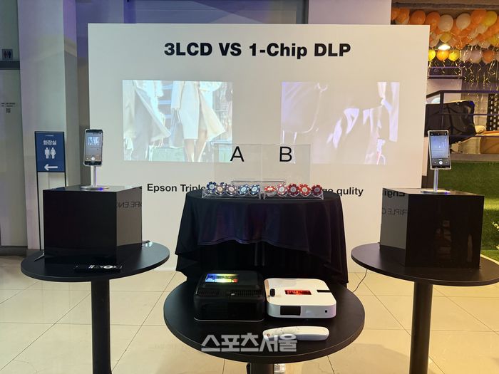 한국엡손㈜이 21일 신제품 ‘라이프스튜디오 시리즈’ 론칭 기자간담회에서 신제품(왼쪽)과 타사 제품을 비교 시연하고 있다. 사진 | 표권향 기자 gioia@sportsseoul.com
