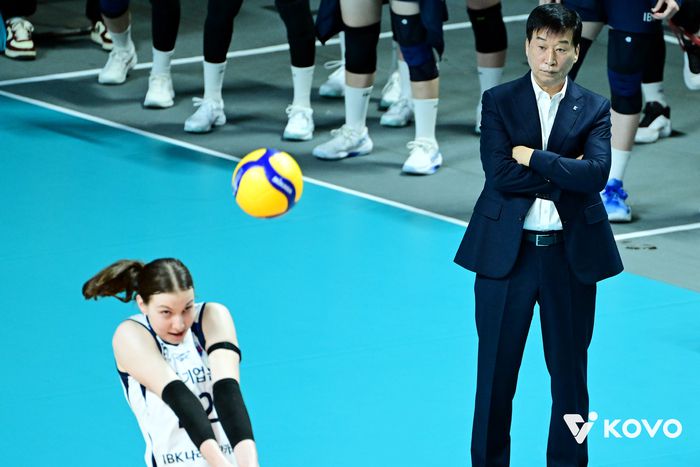 킨켈라의 리시브를 바라보는 김호철 감독.제공 | 한국배구연맹