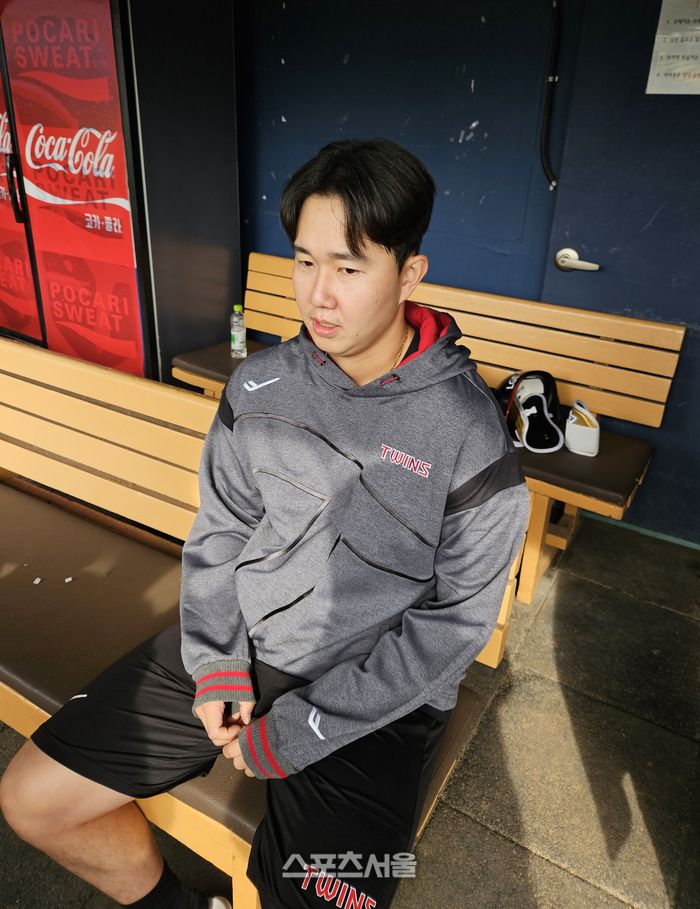 LG 유영찬이 21일 서울 잠실구장에서 진행한 KS 대비 훈련 후 취재진과 만나 인터뷰에 응하고 있다. 잠실 | 강윤식 기자 skywalker@sportsseoul.com