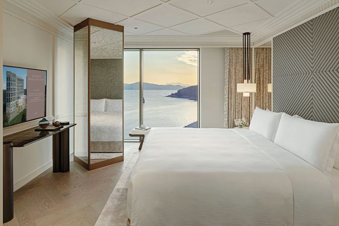 시몬스 침대를 사용하는 그랜드조선 부산 객실 전경. 사진 | 시몬스