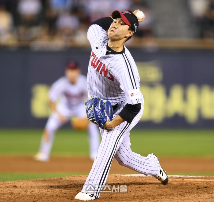 LG 투수 유영찬이 20일 서울 잠실구장에서 열린 2025 KBO리그 롯데와 경기 9회 역투하고 있다. 잠실 | 최승섭기자 thunder@sportsseoul.com