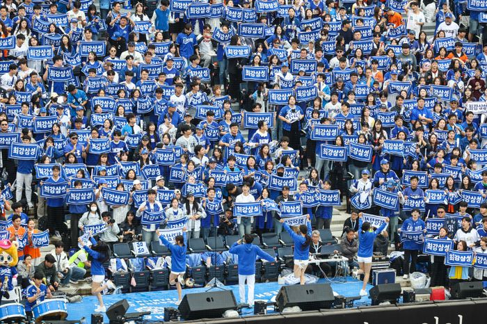 대구삼성라이온즈파크에 가득찬 팬들이 응원전을 펼치고 있다. 사진 | 삼성 라이온즈
