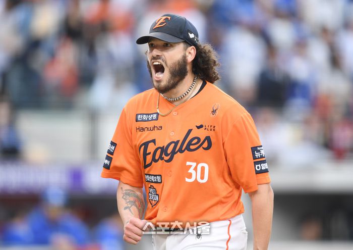 한화 선발투수 폰세가 18일 대전 한화생명볼파크에서 열린 2025 KBO 포스트시즌 플레이오프 1차전 삼성과 경기 5회초 2사 상대 디아즈를 파울플라이 아웃으로 처리한 후 더그아웃으로 들어오며 환호하고 있다. 대전 | 최승섭기자 thunder@sportsseoul.com