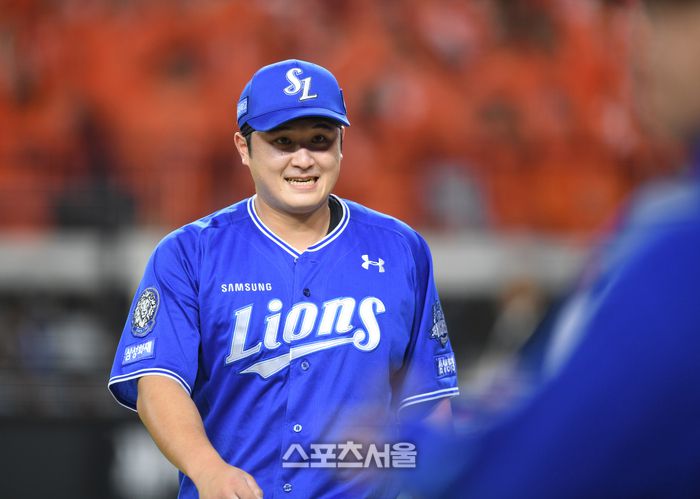 삼성 선발투수 최원태가 24일 대전 한화생명볼파크에서 열린 2025 KBO 포스트시즌 플레이오프 5차전 한화와 경기 1회 투구 후 더그아웃으로 들어오고 있다. 대전 | 최승섭기자 thunder@sportsseoul.com