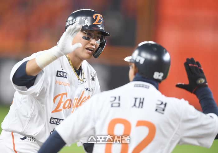 한화 채은성이 24일 대전 한화생명볼파크에서 열린 2025 KBO 포스트시즌 플레이오프 5차전 삼성과 경기 3회말 1사 1,3루 2타점 2루타를 친 후 상대 실책을 틈 타 3루까지 진루해 김재걸 코치와 하이파이브를 하고 있다. 대전 | 최승섭기자 thunder@sportsseoul.com