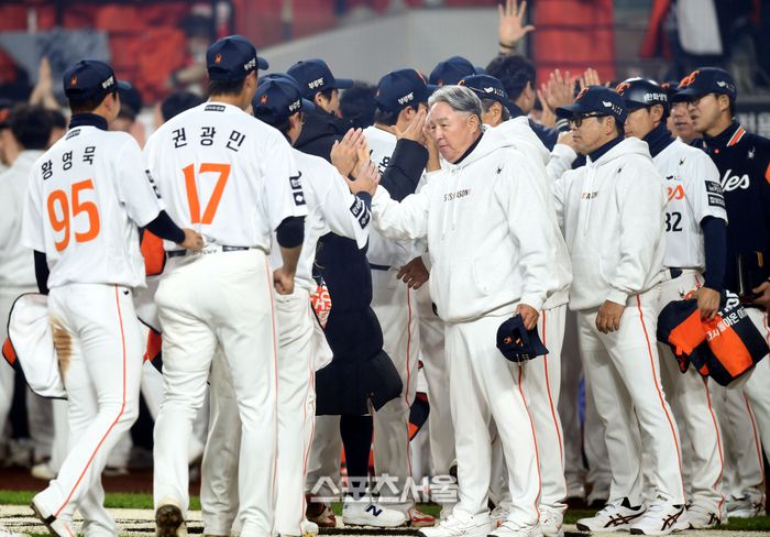 한화 김경문 감독이 24일 대전 한화생명볼파크에서 열린 2025 KBO 포스트시즌 플레이오프 5차전 삼성과 경기 승리 후 선수들과 하이파이브를 하고 있다. 대전 | 최승섭기자 thunder@sportsseoul.com