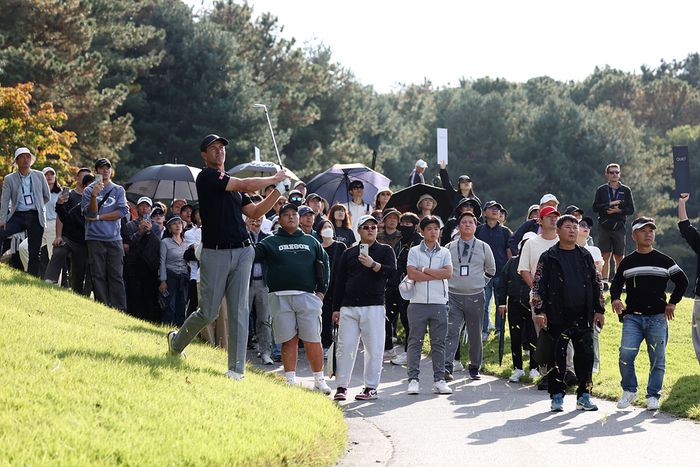 PGA투어 스타 플레이어 출신인 애덤 스콧이 트러블 샷하고 있다. 사진 | 대회조직위원회