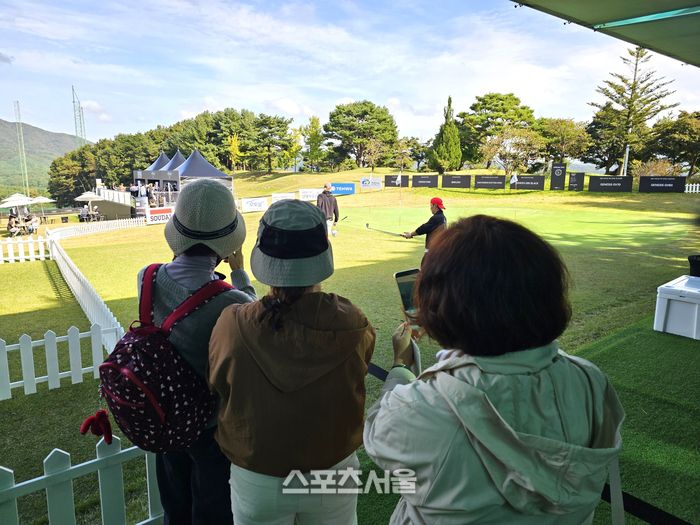 애덤 스콧이 칩샷 훈련을 시작하자 팬빌리지를 찾은 갤러리들이 휴대전화로 촬영하고 있다. 사진 | 천안=장강훈 기자 zzang@sportsseoul.com