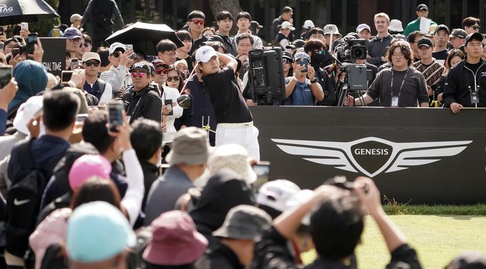 김민규가 많은 갤러리에게 둘러싸인채 티샷하고 있다. 사진 | 대회조직위원회
