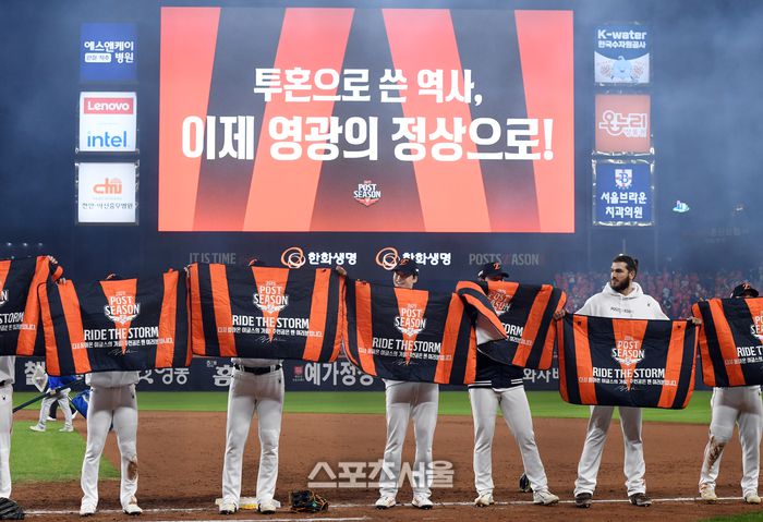 한화 선수들이 24일 대전 한화생명 볼파크에서 열린 2025 KBO리그 삼성과 플레이오프 5차전에서 승리하며 한국시리즈 진출을 확정한 뒤 팬들에게 인사를 하고 있다. 대전 | 박진업 기자 upandup@sportsseoul.com