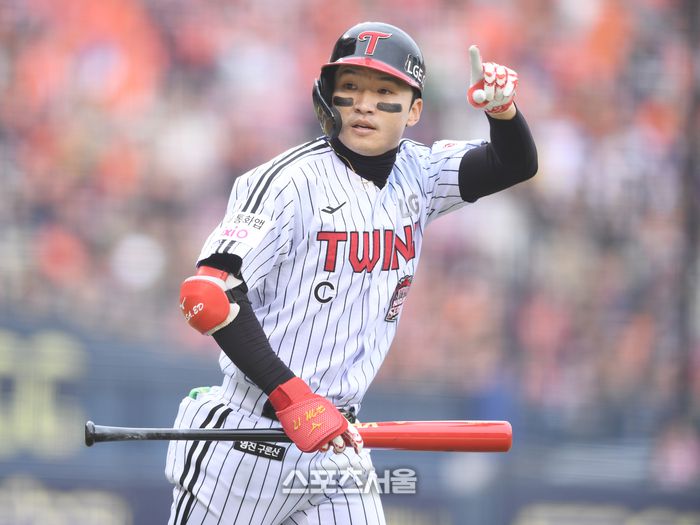 LG 박해민이 26일 서울 잠실구장에서 열린 2025 KBO 포스트시즌 한국시리즈 1차전 한화와 경기 5회말 우월홈런을 날린 후 환호하고 있다. 잠실 | 최승섭기자 thunder@sportsseoul.com