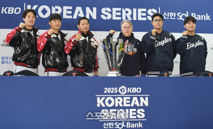 LG 임찬규, 박해민, 염경엽 감독, 한화 김경문 감독, 채은성, 정우주(왼쪽부터)가 25일 서울 잠실구장에서 열린 2025 KBO 포스트시즌 한국시리즈 미디어데이에서 포즈를 취하고 있다. 잠실 | 최승섭기자 thunder@sportsseoul.com