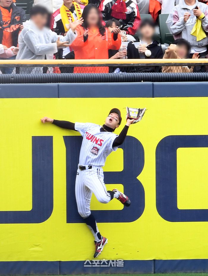 LG 중견수 박해민이 26일 잠실구장에서 열리는 2025 KBO리그 한화와의 한국시리즈 1차전 1회초 1사 1루 상황에서 한화 문현빈의 타구를 점프하며 잡아내고 있다. 잠실 | 박진업 기자 upandup@sportsseoul.com