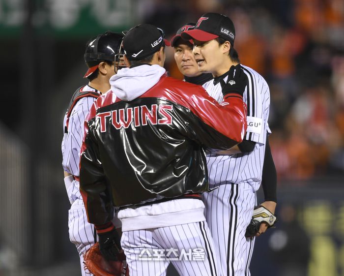 LG 임찬규가 27일 서울 잠실구장에서 열린 2025 KBO 포스트시즌 한국시리즈 2차전 한화와 경기 1회초 상대 노시환에 홈런을 허용한 후 마운드를 방문한 투수코치의 이야기를 듣고 있다. 잠실 | 최승섭기자 thunder@sportsseoul.com