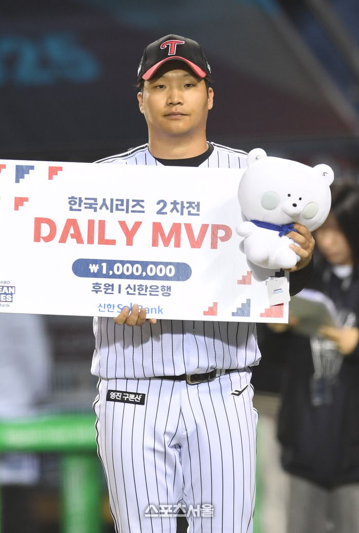 LG 문보경이 27일 잠실구장에서 열린 2025 KBO리그 한화와 한국시리즈 2차전에서 5타점으로 맹활약하며 13-5 승리를 이끈 뒤 MVP로 선정되어 기념촬영을 하고 있다. 잠실 | 박진업 기자 upandup@sportsseoul.com