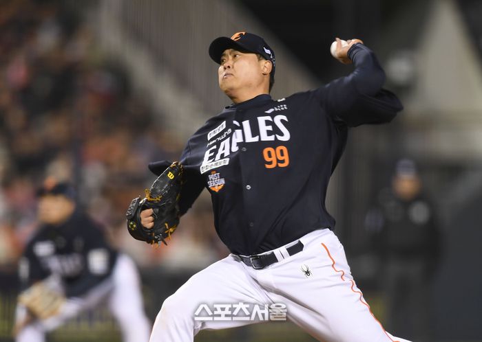 한화 선발투수 류현진이 27일 서울 잠실구장에서 열린 2025 KBO 포스트시즌 한국시리즈 2차전 LG와 경기에서 역투하고 있다. 잠실 | 최승섭기자 thunder@sportsseoul.com