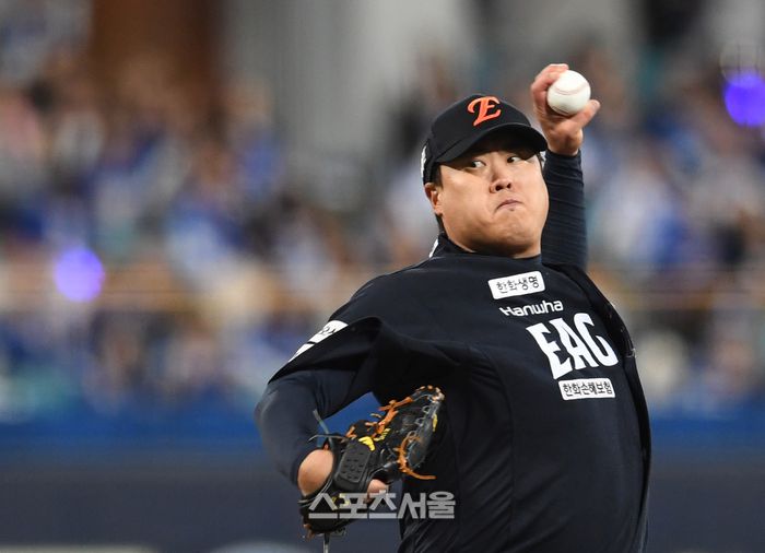 한화 류현진이 21일 대구 삼성라이온즈파크에서 열린 2025 KBO리그 삼성과의 플레이오프 3차전에 선발 등판해 힘차게 공을 던지고 있다. 대구 | 박진업 기자 upandup@sportsseoul.com