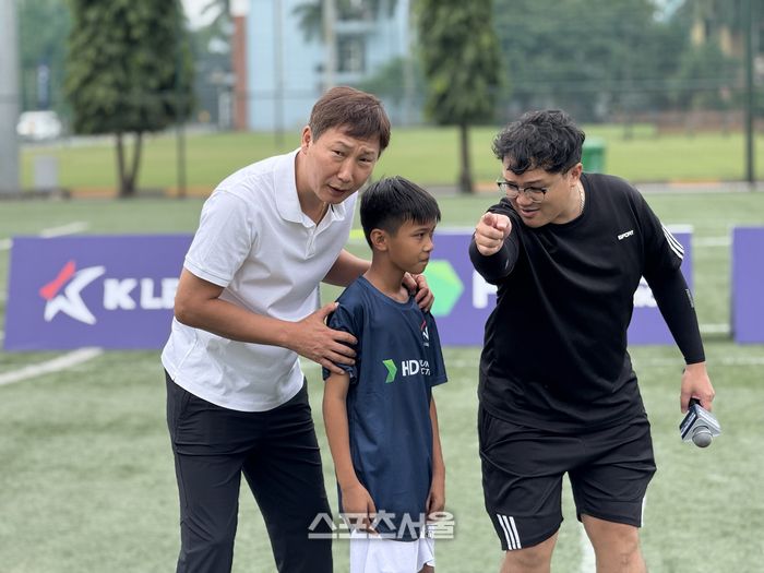 베트남 축구대표팀 김상식 감독이 25일 베트남 하노이의 베트남축구연맹에서 열린 HD Football Day  X K League 행사에 참석해 어린이들을 지도하고 있다.하노이 | 정다워 기자