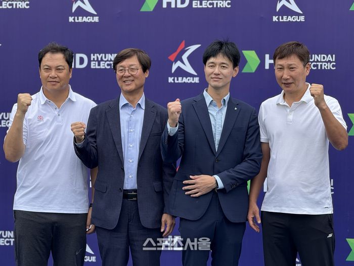 오른쪽부터 김상식 감독, HD현대일렉트릭 김주윤 상무, 연맹 한웅수 부총재, 이운재 코치.하노이 | 정다워 기자