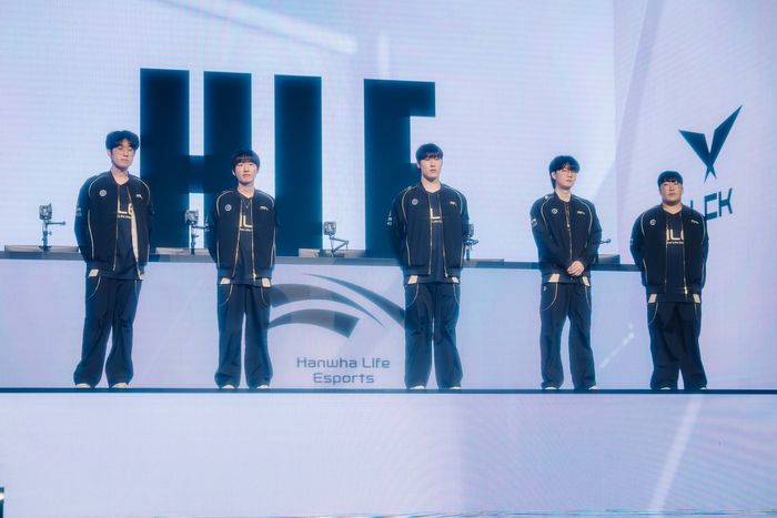 한화생명 선수들이 18일 중국 베이징 스마트 e스포츠 센터에서 열린 2025 LoL 월드 챔피언십 스위스 스테이지 4라운드 CTBC 플라잉 오이스터전에 앞서 인사를 하고 있다. 사진 | 라이엇 게임즈