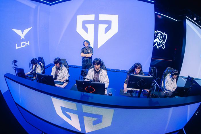 젠지 선수들이 23일 중국 베이징 스마트 e스포츠 센터에서 열린 2025 LoL 월드 챔피언십 스위스 스테이지 4라운드 TES전을 준비하고 있다. 사진 | 라이엇 게임즈