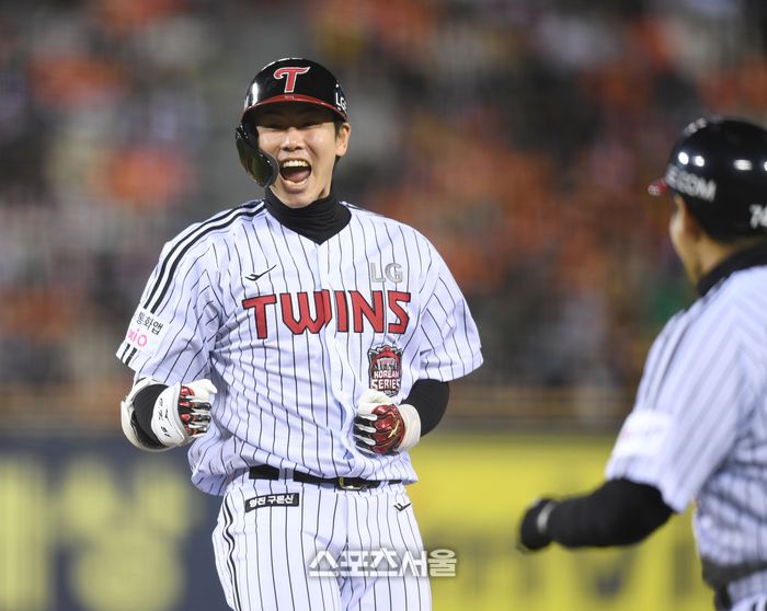 LG 홍창기가 27일 서울 잠실구장에서 열린 2025 KBO 포스트시즌 한국시리즈 2차전 한화와 경기 2회말 1사2루 역전 우중간 안타를 친 후 환호하고 있다. 잠실 | 최승섭기자 thunder@sportsseoul.com