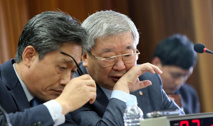 2017년 국회 문화체육관광위원회 국정감사에 증인으로 출석한 한국야구위원회(KBO) 구본능 전 총재와 양해영 현 대한야구소프트볼협회장이 숙의하고 있다. 사진 | 연합뉴스