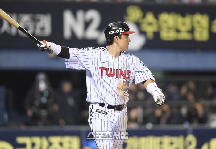LG 박동원이 27일 서울 잠실구장에서 열린 2025 KBO 포스트시즌 한국시리즈 2차전 한화와 경기 3회말 2사1루 좌월홈런을 날린 후 타구를 바라보고 있다. 잠실 | 최승섭기자 thunder@sportsseoul.com