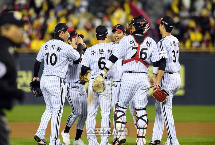 LG 문보경(가운데)이 27일 잠실구장에서 열린 2025 KBO리그 한화와 한국시리즈 2차전에서 5타점으로 맹활약하며 13-5 승리를 이끈 뒤 동료들과 하이파이브를 나누고 있다. 잠실 | 박진업 기자 upandup@sportsseoul.com
