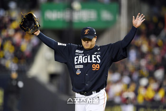 한화 선발투수 류현진이 27일 잠실구장에서 열린 2025 KBO리그 LG와 한국시리즈 2차전 2회말 역전을 허용하는 5실점으로 이닝을 마친 뒤 더그아웃으로 들어가고 있다. 류현진은 3이닝 7피안타 1사사구 7실점을 기록했다. 잠실 | 박진업 기자 upandup@sportsseoul.com