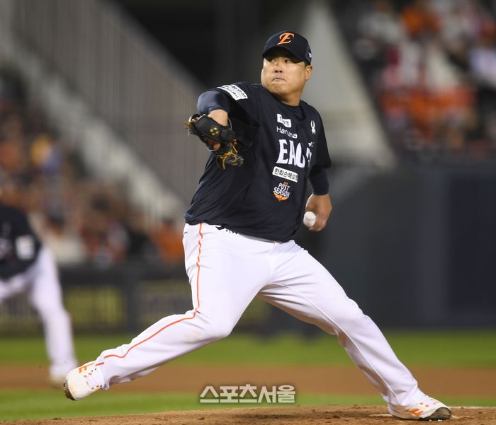 한화 선발투수 류현진이 27일 서울 잠실구장에서 열린 2025 KBO 포스트시즌 한국시리즈 2차전 LG와 경기에서 역투하고 있다. 잠실 | 최승섭기자 thunder@sportsseoul.com