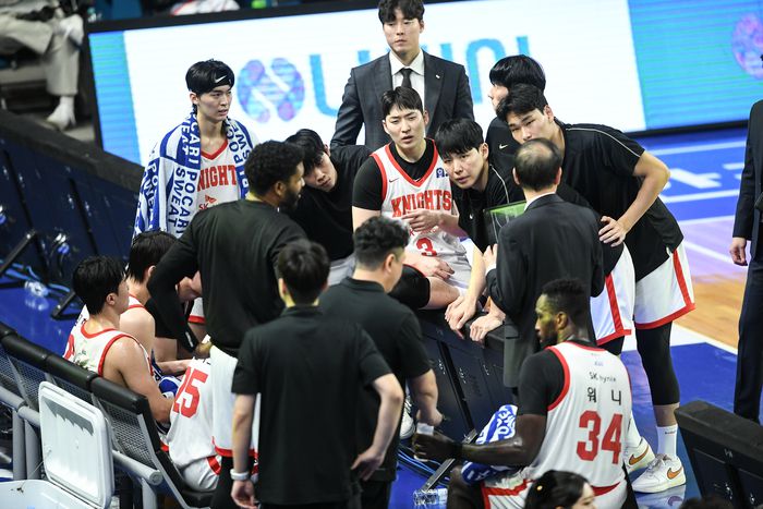 SK 선수들이 작전 논의를 하고 있다. 사진 | KBL