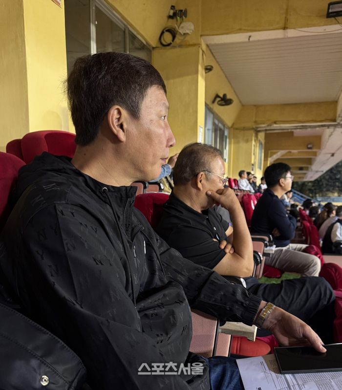 베트남 축구대표팀 김상식(왼쪽) 감독과 박항서 전 감독이 23일 베트남 하노이의 항더이 경기장에서 열린 꽁안 하노이와 매카서의 아시아축구연맹 챔피언스리그2 경기를 지켜보고 있다.하노이 | 정다워 기자