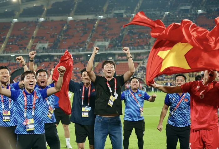 베트남 대표팀의 김상식 감독이 5일 태국 방콕에서 열린 태국과의 미츠비시컵 결승전에서 승리하며 우승한 후 기뻐하고 있다. 출처 | 베트남축구협회 SNS
